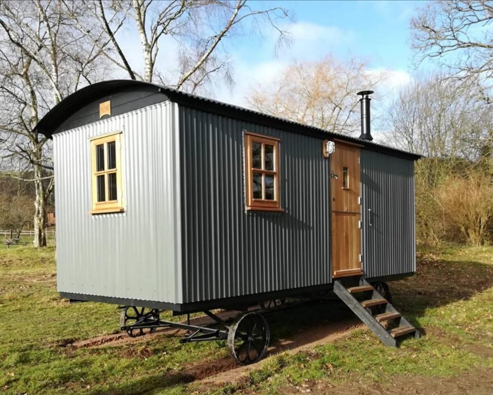 Gaggle Of Geese Pub - Shepherd Huts & Bell Tents Dorchester Exterior photo